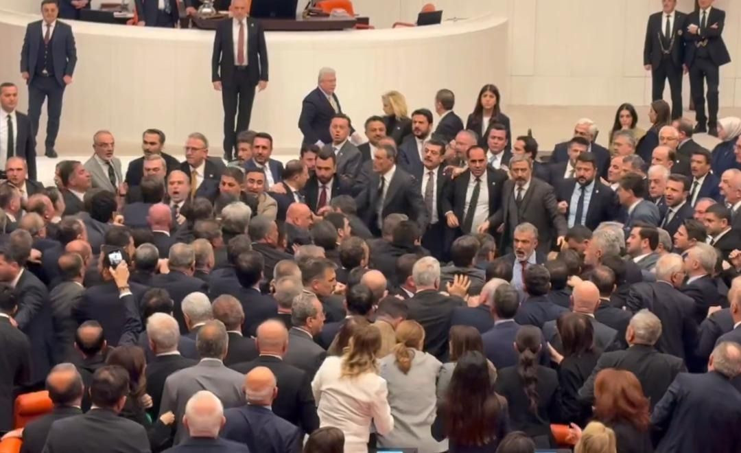 TBMM’de kavga çıktı! AK Parti ile CHP’li vekiller birbirine girdi! - Sayfa 3
