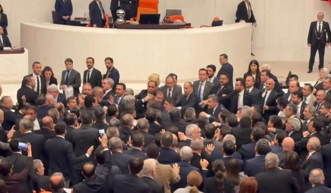 TBMM’de kavga çıktı! AK Parti ile CHP’li vekiller birbirine girdi! - Sayfa 2