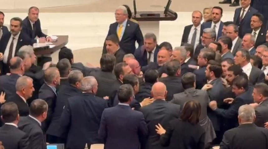TBMM’de kavga çıktı! AK Parti ile CHP’li vekiller birbirine girdi! - Sayfa 1