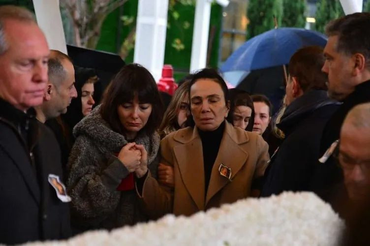 Sosyeteyi şoke eden ölüm... Ailesinden Leyla Mizrahi'ye acı veda! - Sayfa 1