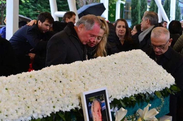 Sosyeteyi şoke eden ölüm... Ailesinden Leyla Mizrahi'ye acı veda! - Sayfa 2