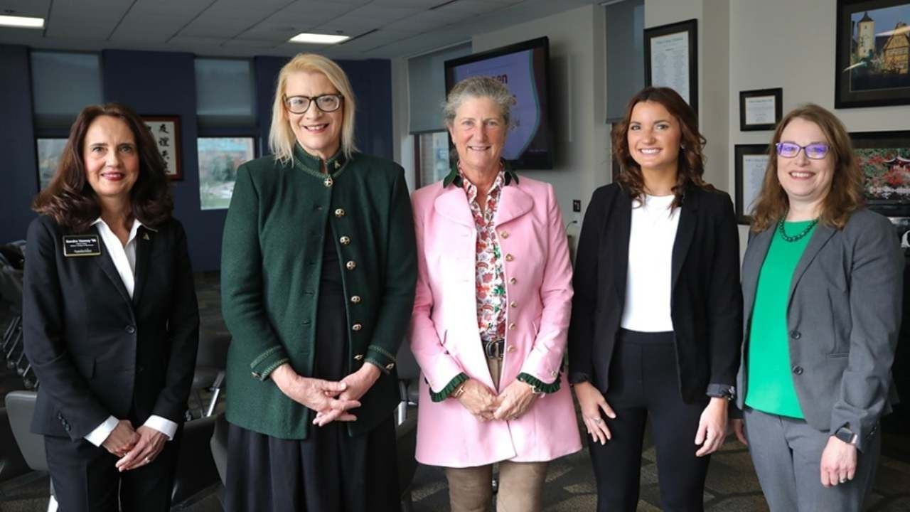 Zirvedeki servet dudak uçuklattı: Dünyanın en zengin 10 ailesi - Sayfa 8