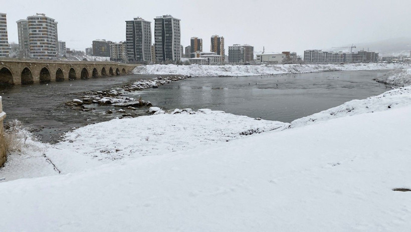 Kış Türkiye'yi sardı! Kent merkezleri beyaza büründü... - Sayfa 18