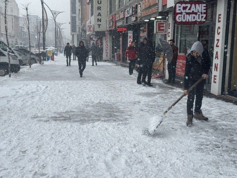 Kış Türkiye'yi sardı! Kent merkezleri beyaza büründü... - Sayfa 7