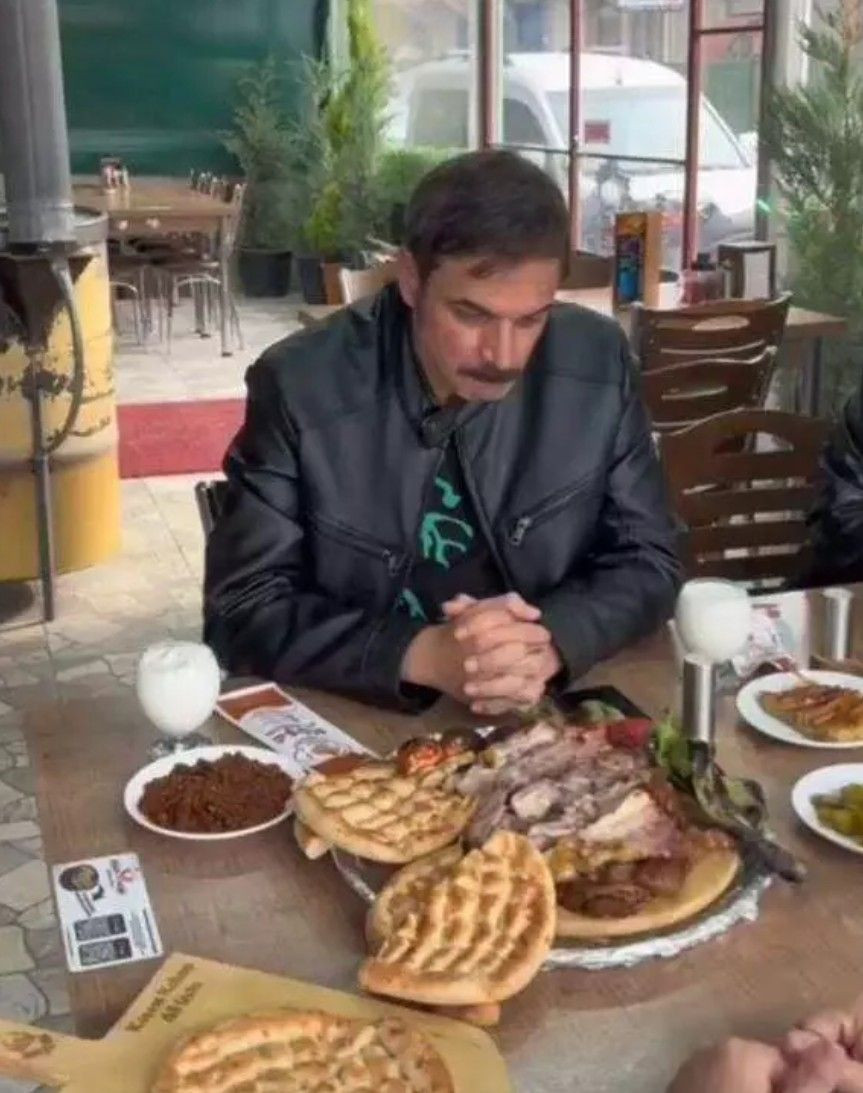 Son hali sevenlerini üzmüştü! Ünlü oyuncu Ufuk Özkan sahnelere geri döndü - Sayfa 1