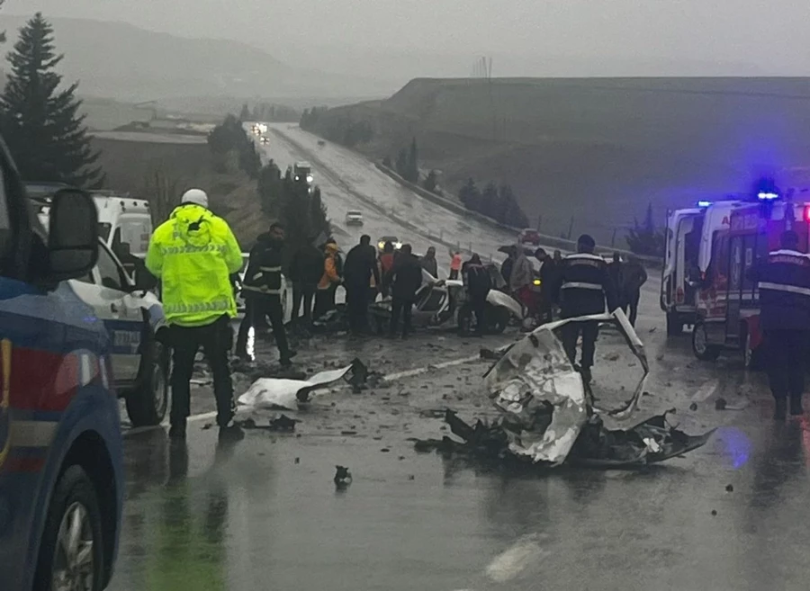 Korkunç kaza! Yolcu otobüsüyle otomobil çarpıştı: Çok sayıda ölü ve yaralı var - Sayfa 2