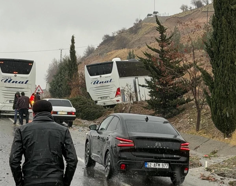Korkunç kaza! Yolcu otobüsüyle otomobil çarpıştı: Çok sayıda ölü ve yaralı var - Sayfa 3
