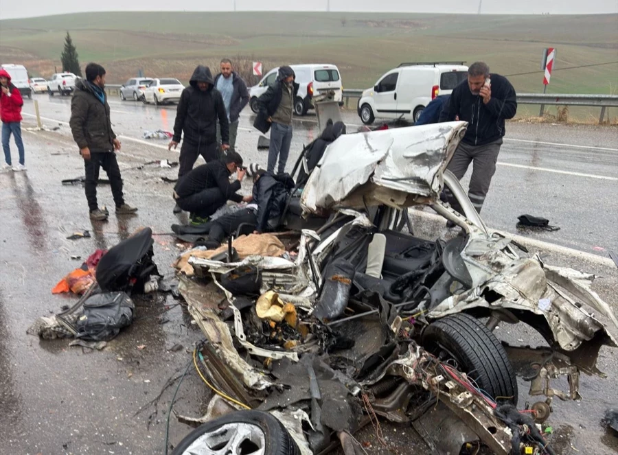 Korkunç kaza! Yolcu otobüsüyle otomobil çarpıştı: Çok sayıda ölü ve yaralı var - Sayfa 4