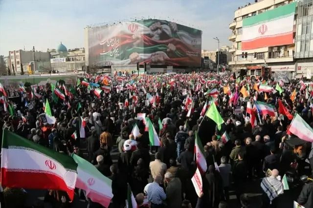 Komşu adım adım iç savaşa gidiyor! Yüzlerce dükkan ateşe verildi - Sayfa 6