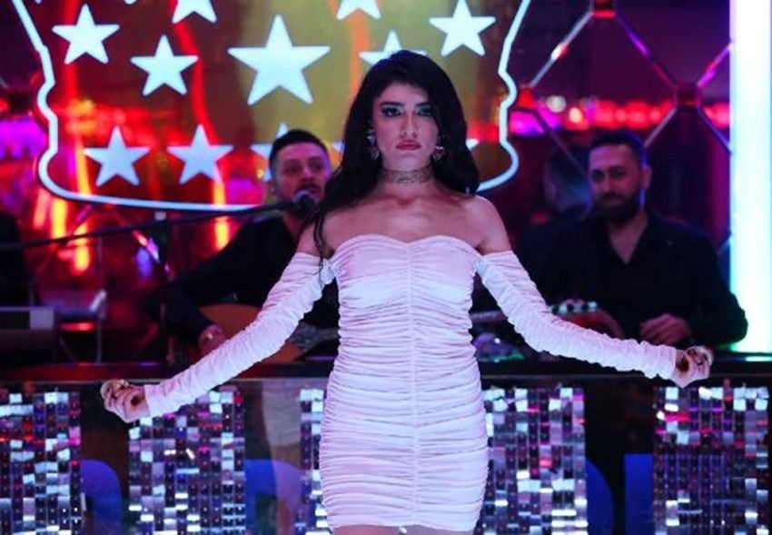 Hazar Ergüçlü’nün cesur stili yine gündemde! Herkes diziyi beklerken o geziyor - Sayfa 2