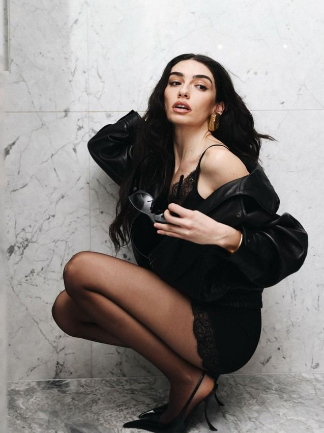 Hazar Ergüçlü’nün cesur stili yine gündemde! Herkes diziyi beklerken o geziyor - Sayfa 3