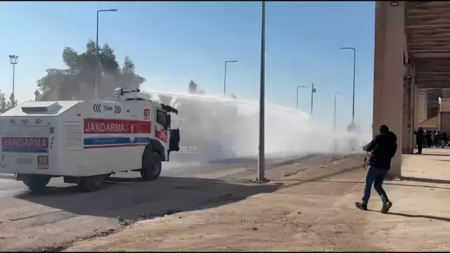 DEM Parti grup toplantısı sonrası ortalık karıştı! Polise taş atıldı, arbede çıktı - Sayfa 5
