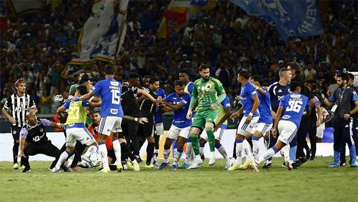 Eşi benzeri görülmemiş kavga! 23 kırmızı kart çıktı - Sayfa 8