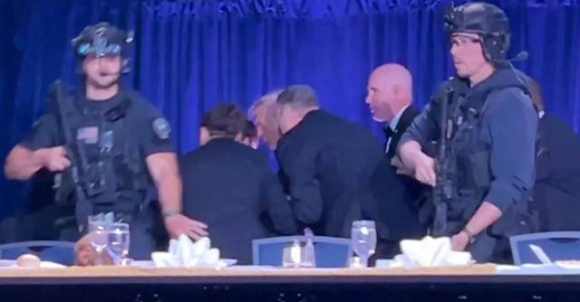 Donald Trump'a silahlı saldırı girişimi! Apar topar salondan çıkarıldı… - Sayfa 2