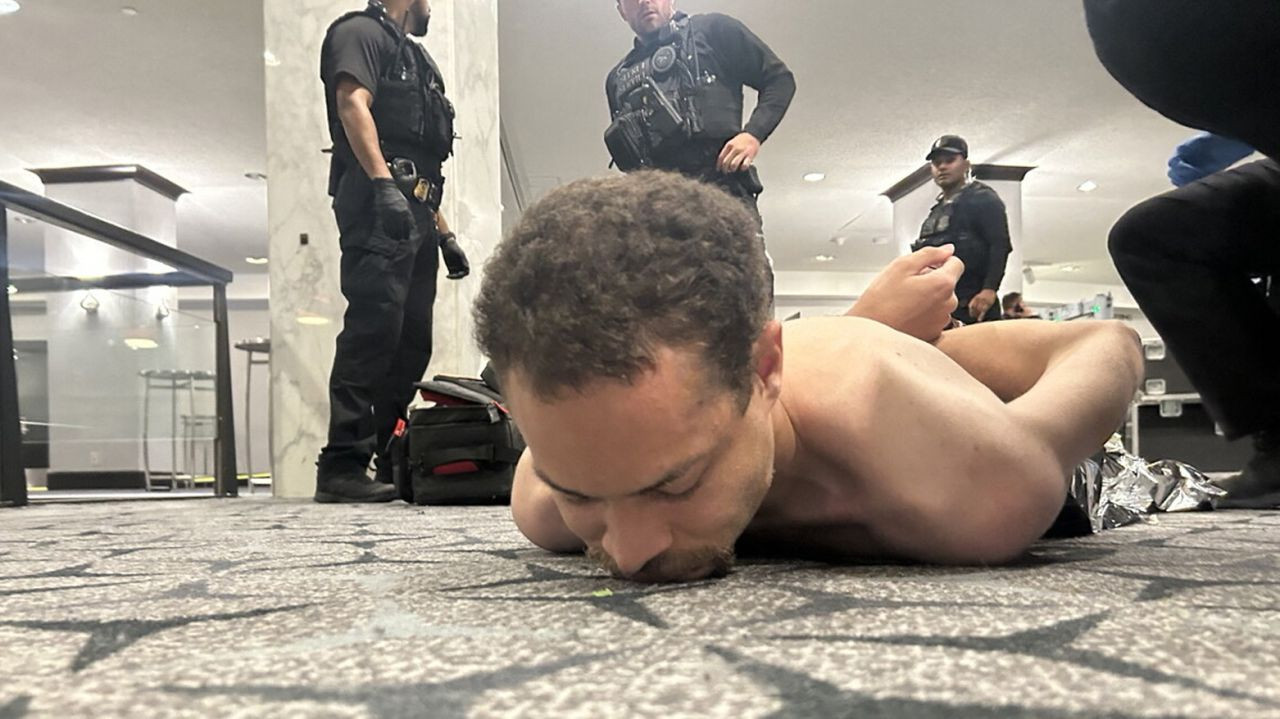 Donald Trump'a silahlı saldırı girişimi! Apar topar salondan çıkarıldı… - Sayfa 10