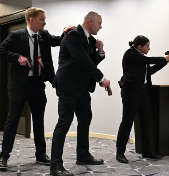 Donald Trump'a silahlı saldırı girişimi! Apar topar salondan çıkarıldı… - Sayfa 3