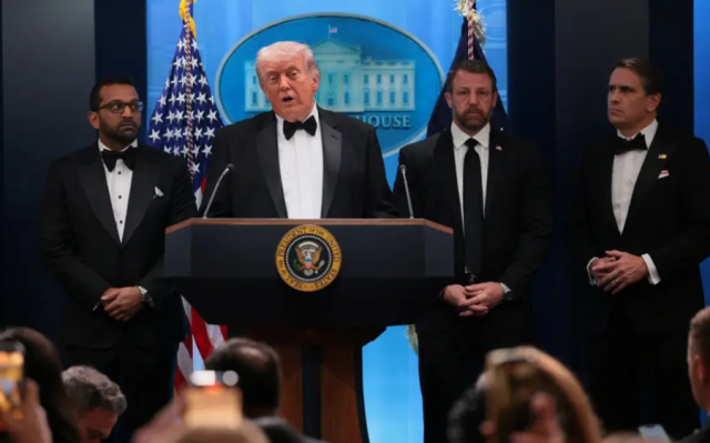 Donald Trump'a silahlı saldırı girişimi! Apar topar salondan çıkarıldı… - Sayfa 6