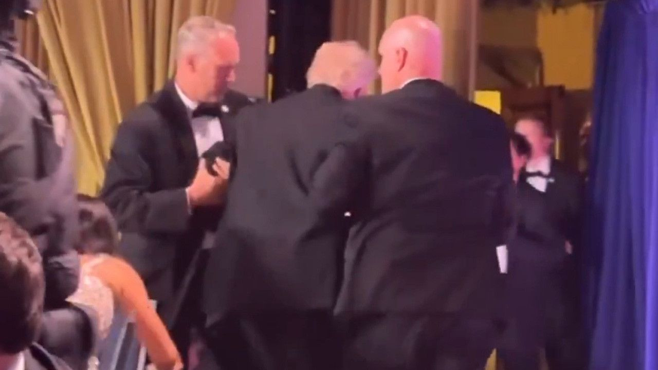 Donald Trump'a silahlı saldırı girişimi! Apar topar salondan çıkarıldı… - Sayfa 9