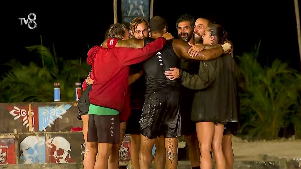 Büyük iletişim ödülünü hangi takım kazandı? Survivor’da bomba aşk itirafı! - Sayfa 10