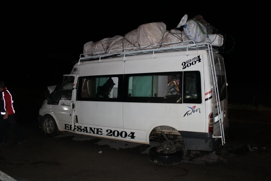 Katliam gibi kaza! Tarım işçilerini taşıyan minibüs TIR'a çarptı - Sayfa 2