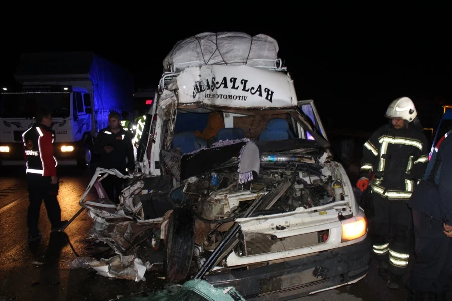 Katliam gibi kaza! Tarım işçilerini taşıyan minibüs TIR'a çarptı - Sayfa 4