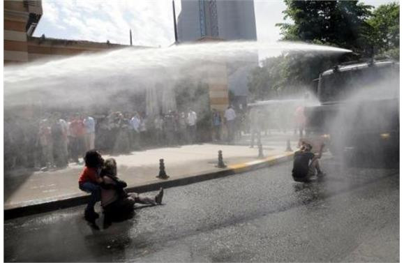 TÜRKİYE GEZİ PARKI İÇİN SOKAĞA DÖKÜLDÜ - Sayfa 24