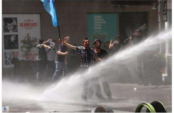 TÜRKİYE GEZİ PARKI İÇİN SOKAĞA DÖKÜLDÜ - Sayfa 75