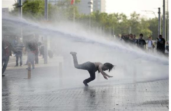 TÜRKİYE GEZİ PARKI İÇİN SOKAĞA DÖKÜLDÜ - Sayfa 18