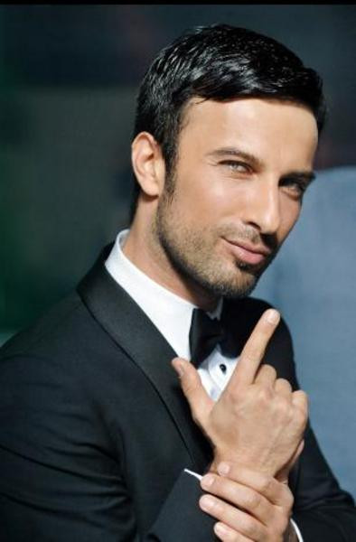 SMOKİNLİ VE PAPYONLU TARKAN - Sayfa 1