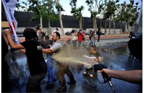 TÜRKİYE GEZİ PARKI İÇİN SOKAĞA DÖKÜLDÜ - Sayfa 50