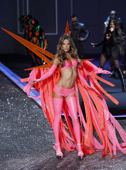 Victoria's Secret defilesi nefes kesti - Sayfa 27