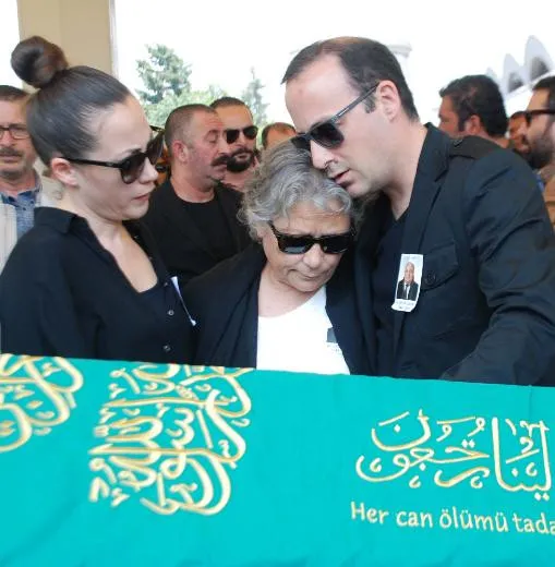 Tolga Çevik'in baba acısı! Ayakta zor durabildi!