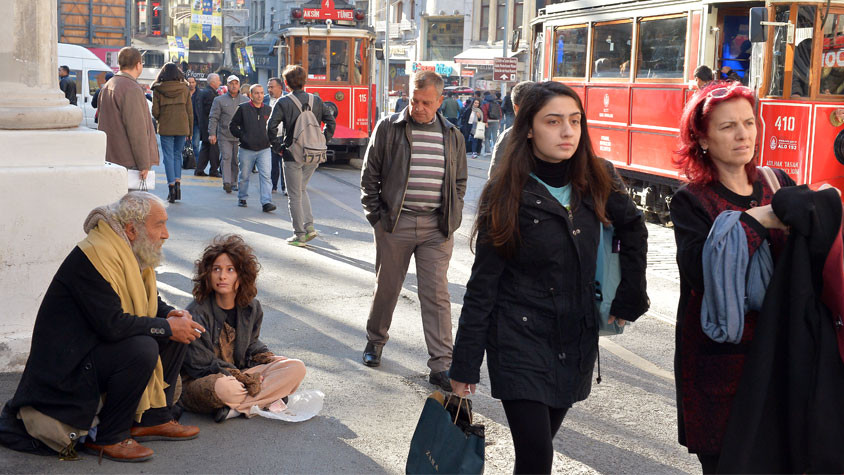 Güzel yazar dilenci oldu, avuç açtı; 4 saatte 46 lira topladı! - Sayfa 12