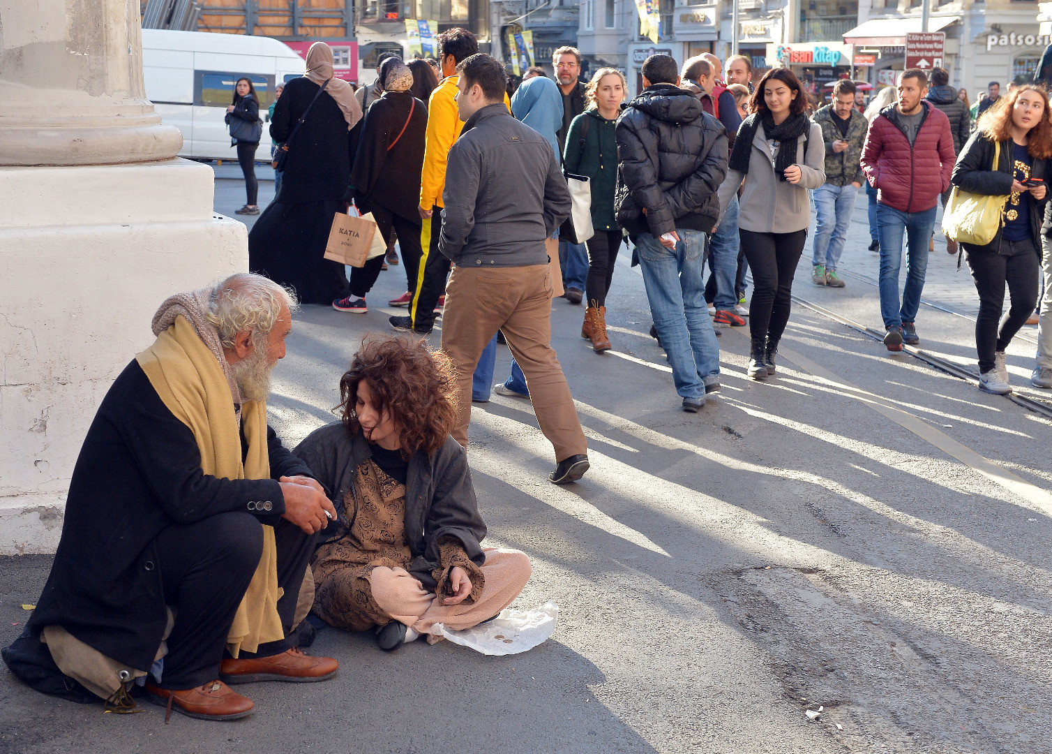 Güzel yazar dilenci oldu, avuç açtı; 4 saatte 46 lira topladı! - Sayfa 13