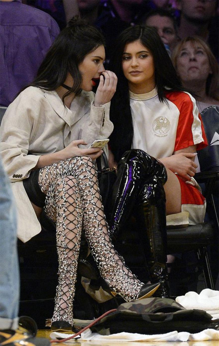 Kylie ve Kendall Jenner’in havuz partisi - Sayfa 12