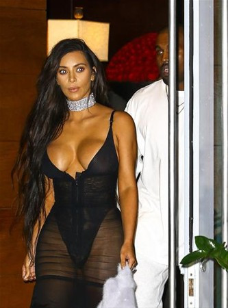 Kim Kardashian yine yaptı yapacağını - Sayfa 9