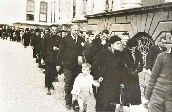 Atatürk'ün cenaze töreni görüntüleri: Bir millet kurtarıcısına ağlıyor - Sayfa 17