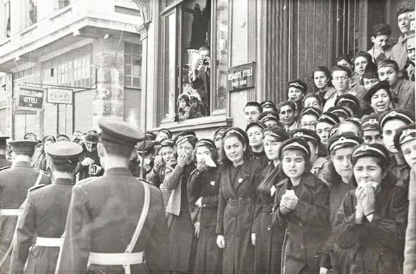 Atatürk'ün cenaze töreni görüntüleri: Bir millet kurtarıcısına ağlıyor - Sayfa 18