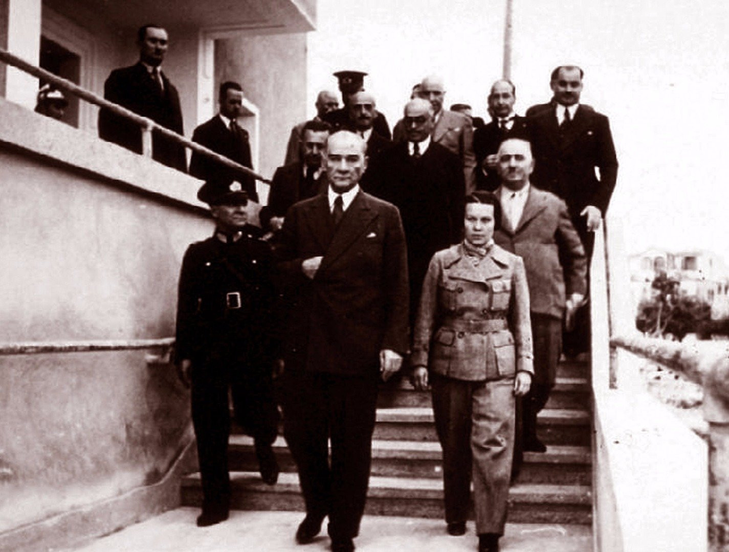 Atatürk'ün leblebilerini aşıran çocuğun arşivinden çıktı! - Sayfa 32