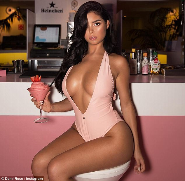 Demi Rose, dekolteli elbisesiyle cesur pozlar verdi - Sayfa 12