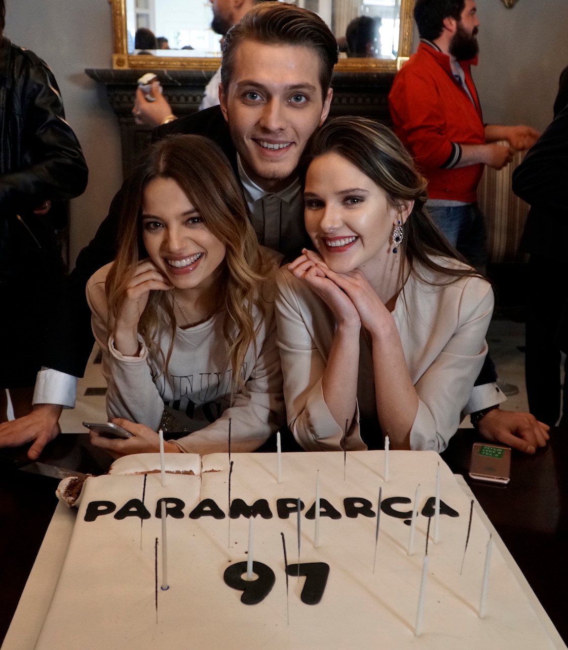 ‘Paramparça’ ekibi birbirlerine alkışlarla veda etti… - Sayfa 2