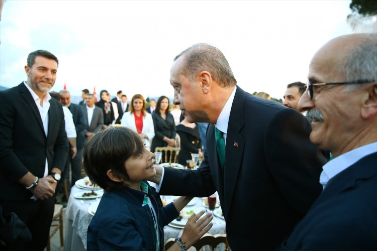 Cumhurbaşkanı Erdoğan'ın iftar yemeğine ünlü akını - Sayfa 19