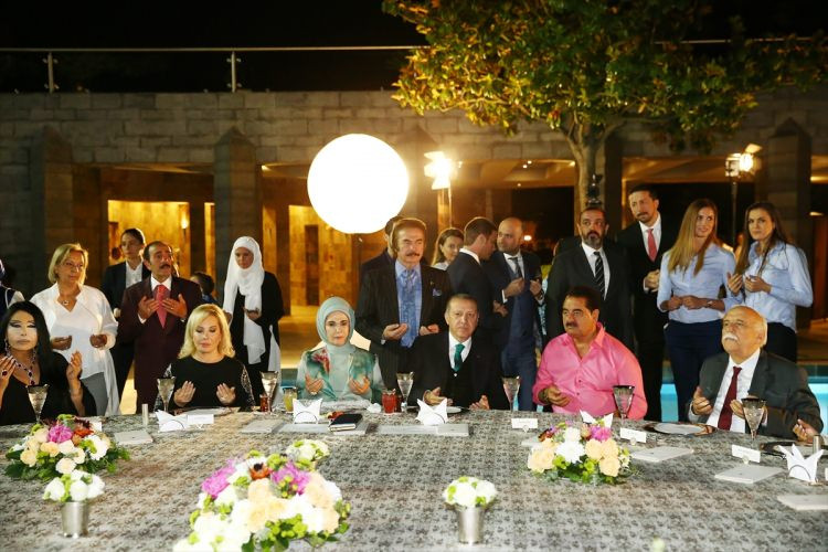 Cumhurbaşkanı Erdoğan'ın iftar yemeğine ünlü akını - Sayfa 44