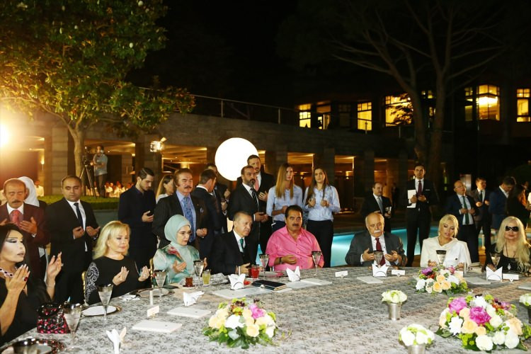 Cumhurbaşkanı Erdoğan'ın iftar yemeğine ünlü akını - Sayfa 48