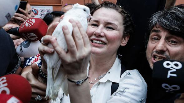 Deniz Seki cezaevinden çıkarken böyle görüntülendi - Sayfa 1