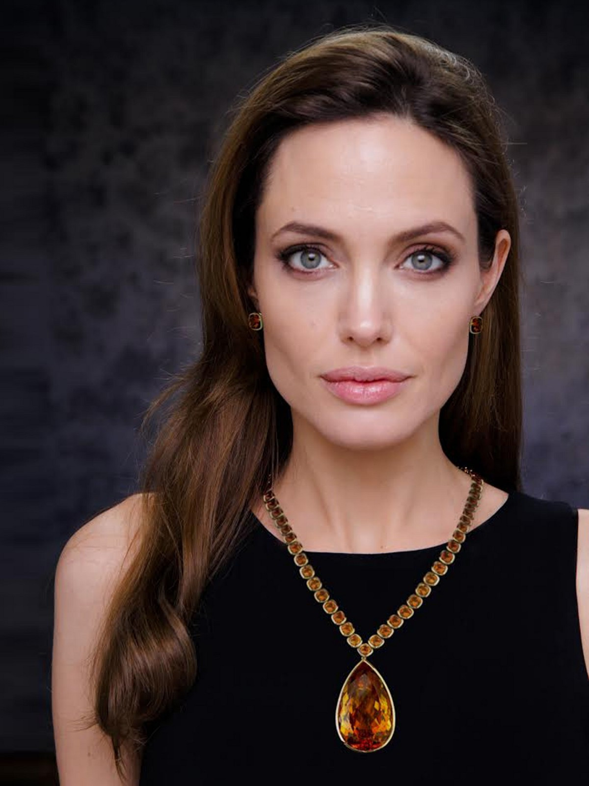 Angelina Jolie itiraf etti: Çocuklarımdan gizli duşta ağlıyordum! - Sayfa 16