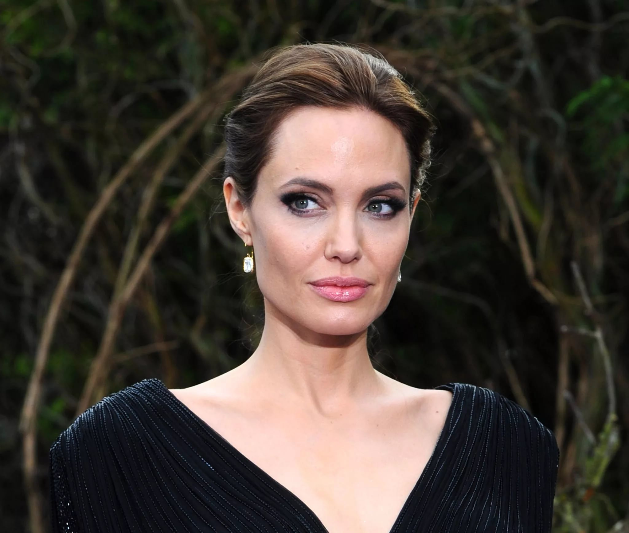 Angelina Jolie itiraf etti: Çocuklarımdan gizli duşta ağlıyordum! - Sayfa 17