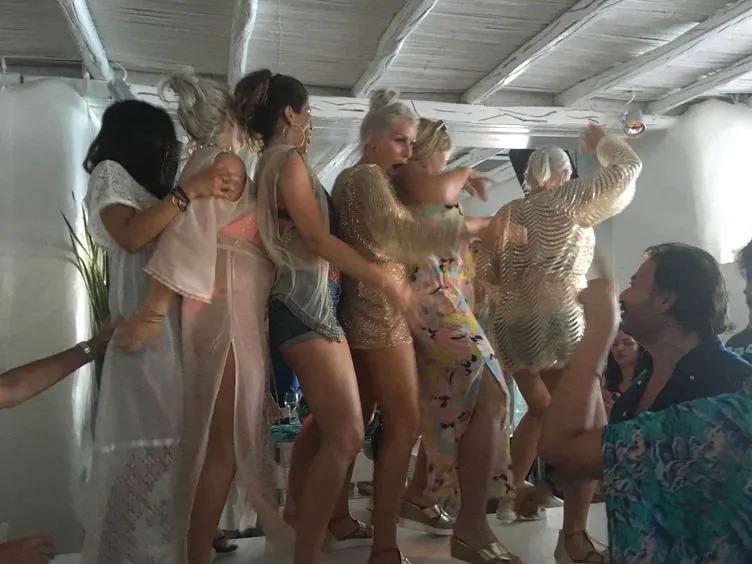 Birand'ın oğlu da vardı! Türkler Mikonos'ta şampanya yüzünden kavga çıkardı