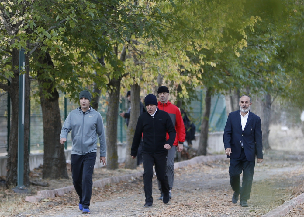 Hulusi Akar'dan peşinden yetişemeyen gazetecilere tavsiye - Sayfa 1