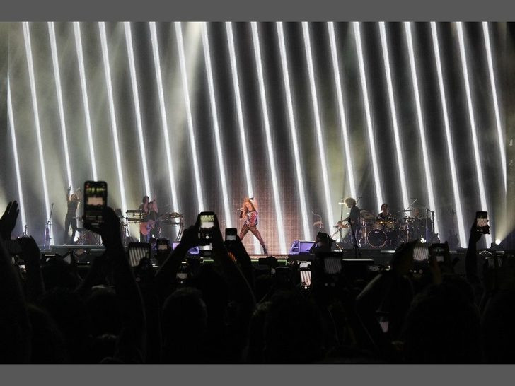 Shakira İstanbul konserinde binlerce kişiyi coşturdu - Sayfa 16